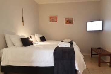 Traders Hotel & Restaurant