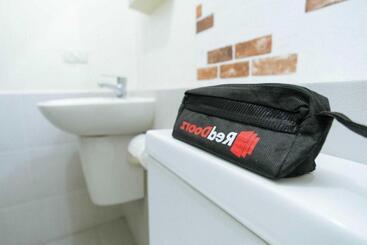 هتل Reddoorz @ Tinggede Area Palu