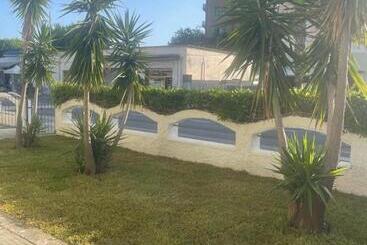 تختخواب و صبحانه Grenada Home