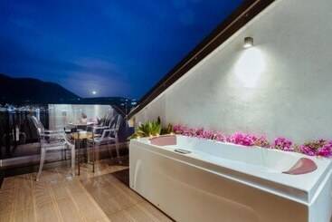 Rea Boutique - Himare
