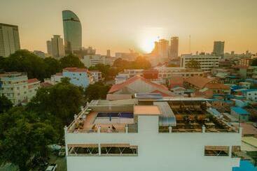 هاستل Pooltop Phnom Penh