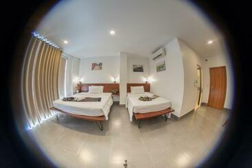 هاستل Pooltop Phnom Penh