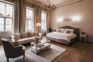 تختخواب و صبحانه Room42   Suites & Apartments