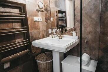 تختخواب و صبحانه Room42   Suites & Apartments