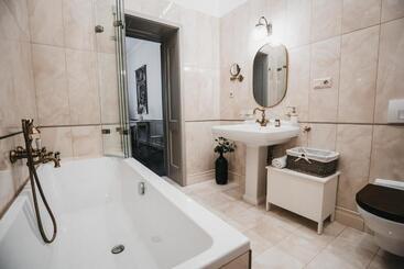 تختخواب و صبحانه Room42   Suites & Apartments