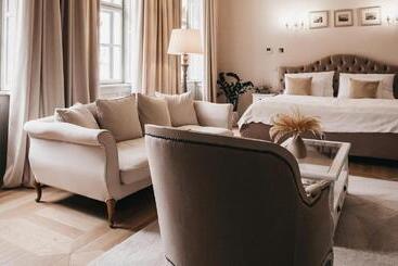 تختخواب و صبحانه Room42   Suites & Apartments