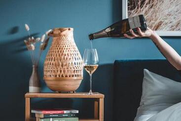 تختخواب و صبحانه Room42   Suites & Apartments