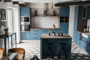 تختخواب و صبحانه Room42   Suites & Apartments