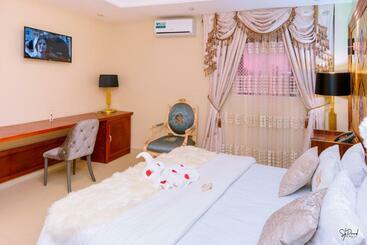 هتل Hôtel La Principauté Douala Bonapriso