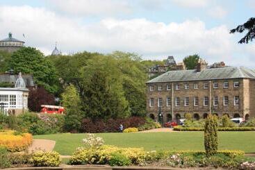 هتل No 6 The Square Tearooms & Accommodation