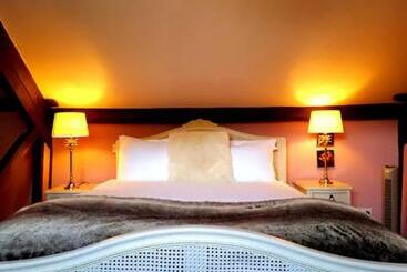 هتل No 6 The Square Tearooms & Accommodation