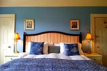هتل No 6 The Square Tearooms & Accommodation