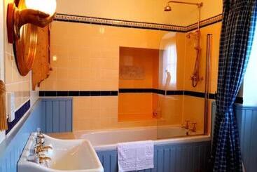 هتل No 6 The Square Tearooms & Accommodation