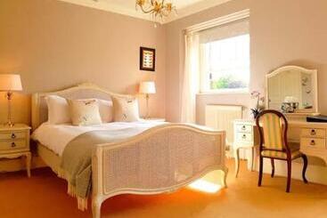 هتل No 6 The Square Tearooms & Accommodation