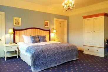 هتل No 6 The Square Tearooms & Accommodation