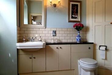 هتل No 6 The Square Tearooms & Accommodation
