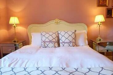 هتل No 6 The Square Tearooms & Accommodation
