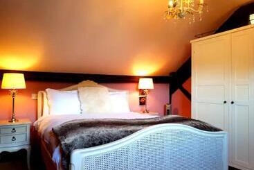 هتل No 6 The Square Tearooms & Accommodation