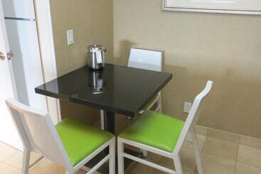 هتل 7 Springs Inn & Suites