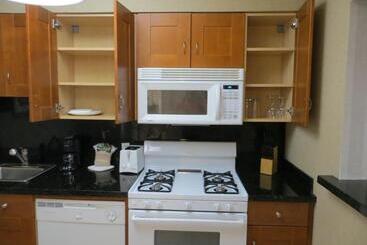 Отель 7 Springs Inn & Suites