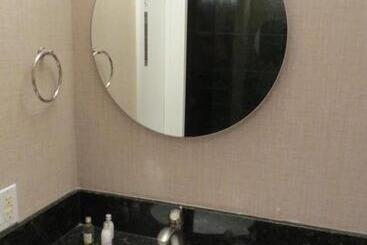 Отель 7 Springs Inn & Suites