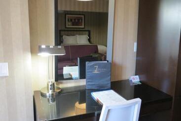 هتل 7 Springs Inn & Suites
