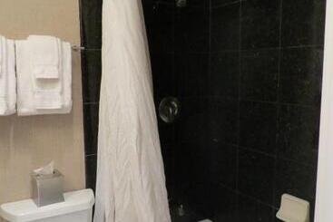Отель 7 Springs Inn & Suites