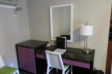 Отель 7 Springs Inn & Suites