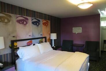 Отель 7 Springs Inn & Suites