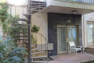 هتل 7 Springs Inn & Suites