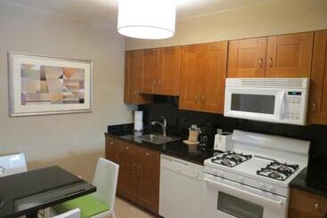 Отель 7 Springs Inn & Suites