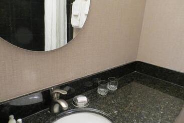 Отель 7 Springs Inn & Suites