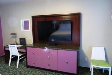 Отель 7 Springs Inn & Suites