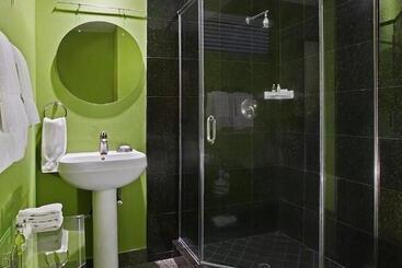 Отель 7 Springs Inn & Suites