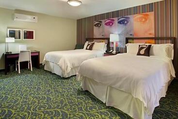 Отель 7 Springs Inn & Suites