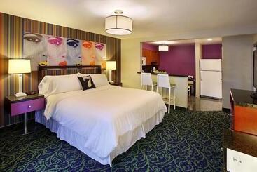 Отель 7 Springs Inn & Suites