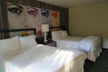 Отель 7 Springs Inn & Suites