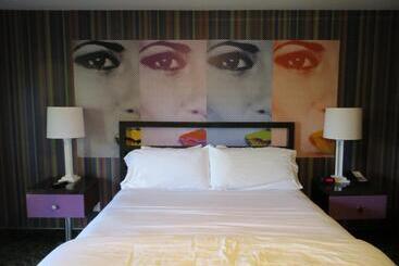 هتل 7 Springs Inn & Suites