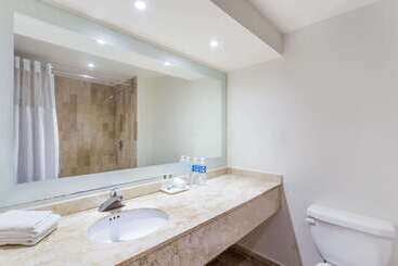 هتل Baymont Inn And Suites Lazaro Cardenas