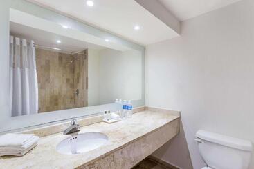 هتل Baymont Inn And Suites Lazaro Cardenas