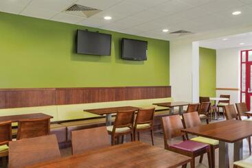 هتل Days Inn Magor