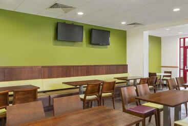 هتل Days Inn Magor