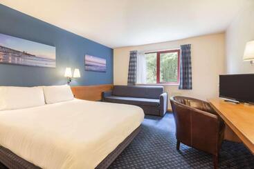هتل Days Inn Magor