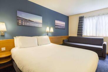 هتل Days Inn Magor