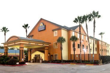 هتل Days Inn & Suites By Wyndham Houston North/aldine