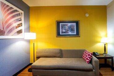 هتل Days Inn & Suites By Wyndham Houston North/aldine