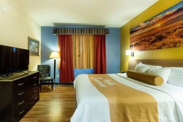 هتل Days Inn & Suites By Wyndham Houston North/aldine