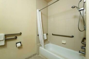 هتل Days Inn & Suites By Wyndham Houston North/aldine