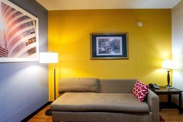 هتل Days Inn & Suites By Wyndham Houston North/aldine