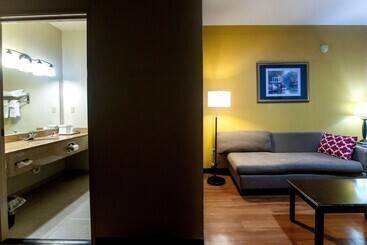 هتل Days Inn & Suites By Wyndham Houston North/aldine